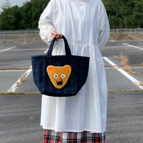 Quilt tote bag with tufting motif - Shop yakumijapan Handbags