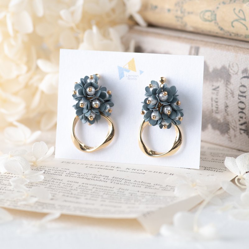 [K14gf] Pearl flower bouquet and twisted ring [Dull blue] Earrings (Clip-On can be changed) - Earrings & Clip-ons - Other Metals Blue