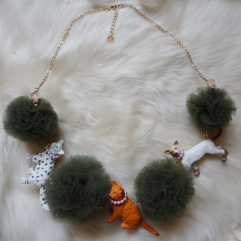 Cat cats pon pon tulle necklace / khaki - Necklaces - Plastic Green