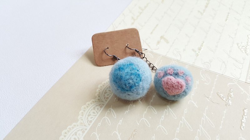 Original wool felt cat meat ball double-sided earrings (single area, clip-on type can be changed!) - ต่างหู - ขนแกะ 