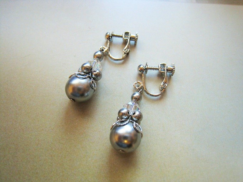 Czech Glass Pearl & Swarovski Crystal Earrings＜G：Gray＞Bridal* - ต่างหู - แก้ว สีเทา
