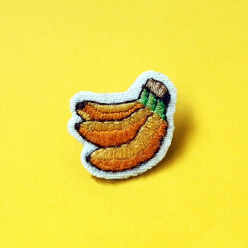 Mini hand embroidered brooch / pin a bunch of bananas - เข็มกลัด - งานปัก สีเหลือง