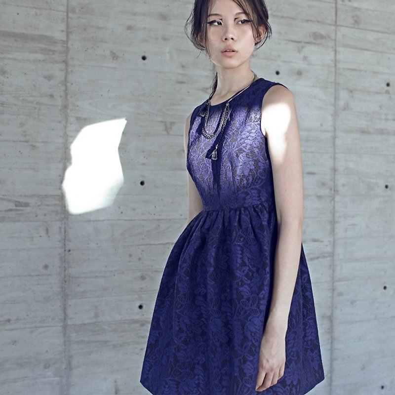 法國蕾絲收腰洋裝【CONTRAST卡偌詩】 - 連身裙 - 聚酯纖維 藍色