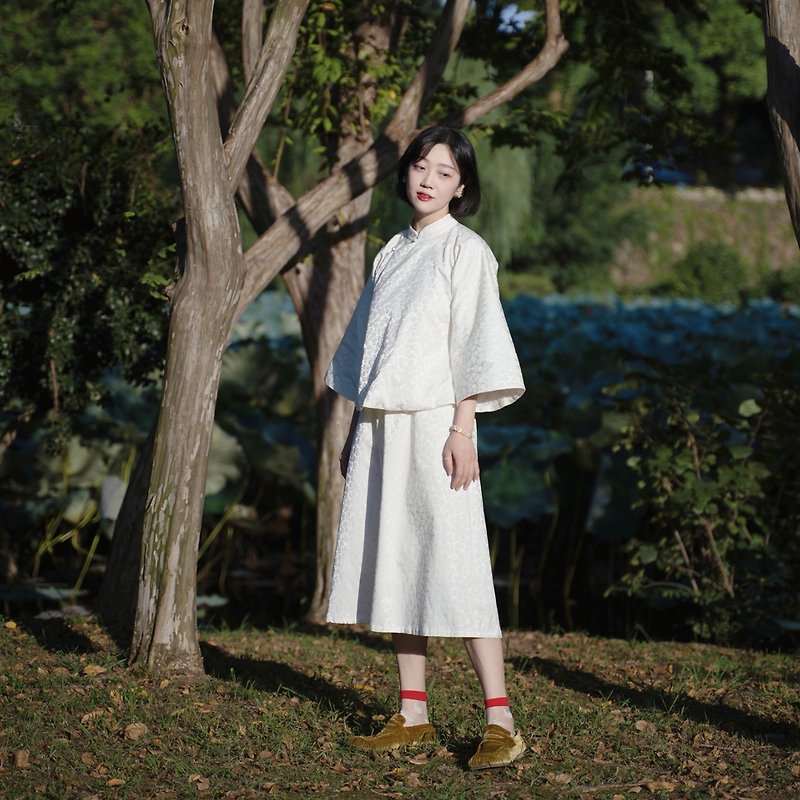 Republic of China style elegant white coat skirt inverted large sleeves top and skirt suit - Women's Tops - Cotton & Hemp White