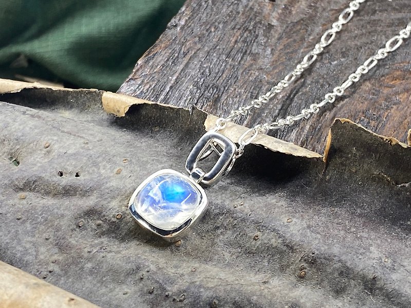 [Half Muguang] Tianfangdi Round Moonstone Necklace - Necklaces - Silver Blue
