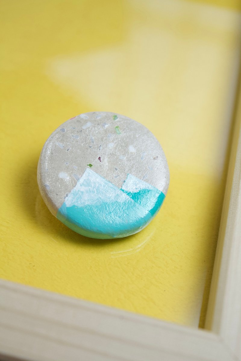 White clay hand-painted big mountain round sip stone brooch pin - Brooches - Pottery Gray