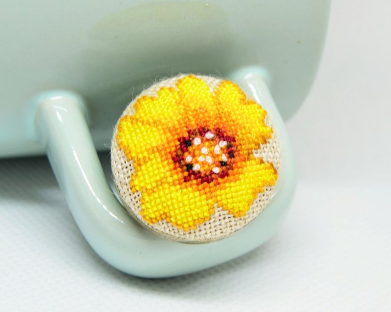 黃花刺繡戒指 十字繡精緻首飾 手工製作的自然花卉生日禮物 - 戒指 - 繡線 黃色