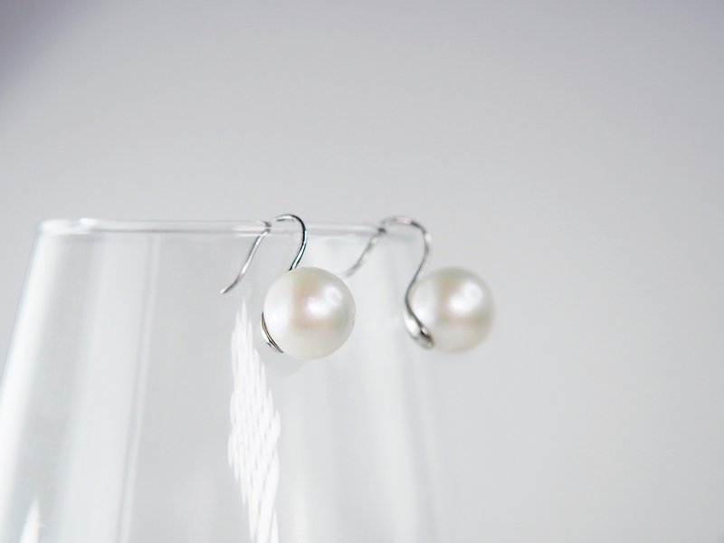 Full Moon | Natural Pearl Earrings / 13mm Freshwater Pearl*Simple and Elegant | Mermaid Series - Earrings & Clip-ons - Pearl White