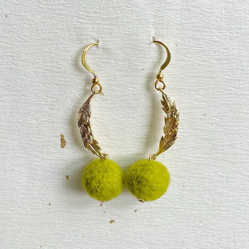 Oh! Ye5 wool felt hand-made earrings 18K gold-covered earrings can be changed to Clip-On - Earrings & Clip-ons - Other Metals Green