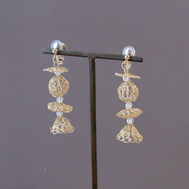 cocon | 圓潤線條的鐵絲飾品與天然水晶耳環 - 耳環/耳夾/耳骨夾 - 水晶 金色