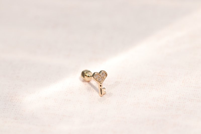 14K Love Heart Key Piercing 愛心鑰匙鎖珠耳環(單個) - 耳環/耳夾 - 貴金屬 金色