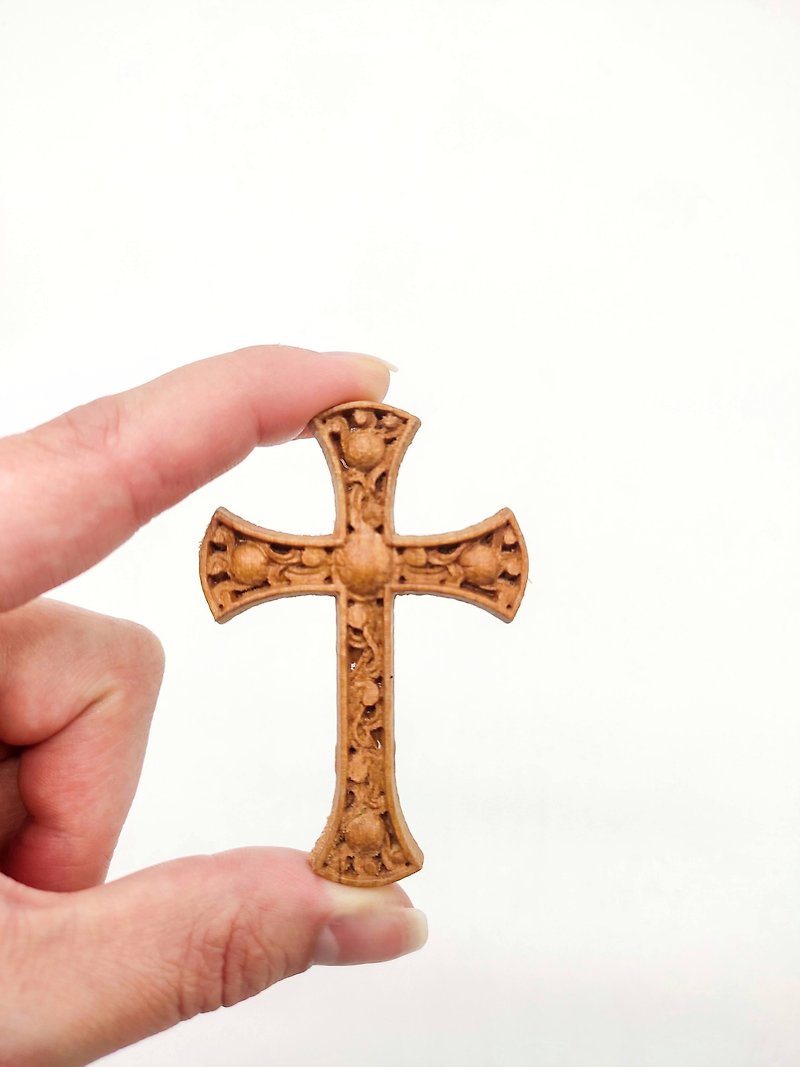 小さな彫刻が施された木製の十字架、カトリックの十字架、イエス・キリストの木製の十字架、十字架 - ウォールデコ・壁紙 - 木製 