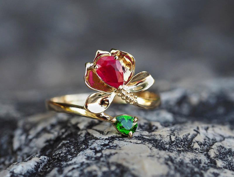 14 kt  gold ring with ruby and chrome diopside. Water lily gold ring. - 戒指 - 貴金屬 金色