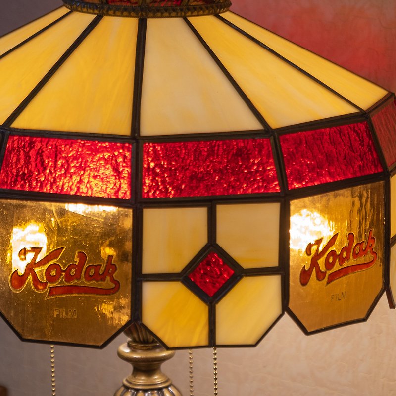 Sanghui Company Made in the United States 1960s KODAK Hand-Inlaid Stained Glass Tiffany Style Lampshade - โคมไฟ - แก้ว หลากหลายสี