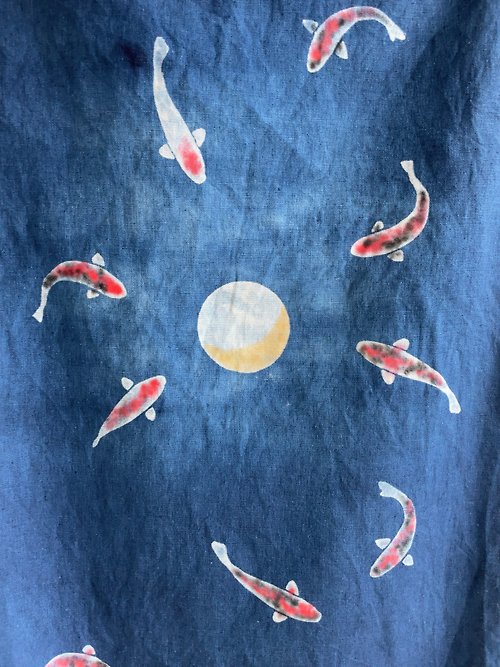 BLUE PHASE 日本製 手染め MOON 錦鯉 JAPANBLUE Tapestry Aizome 闇夜、三日月と泳ぐ錦鯉 藍染タペストリー 絞染