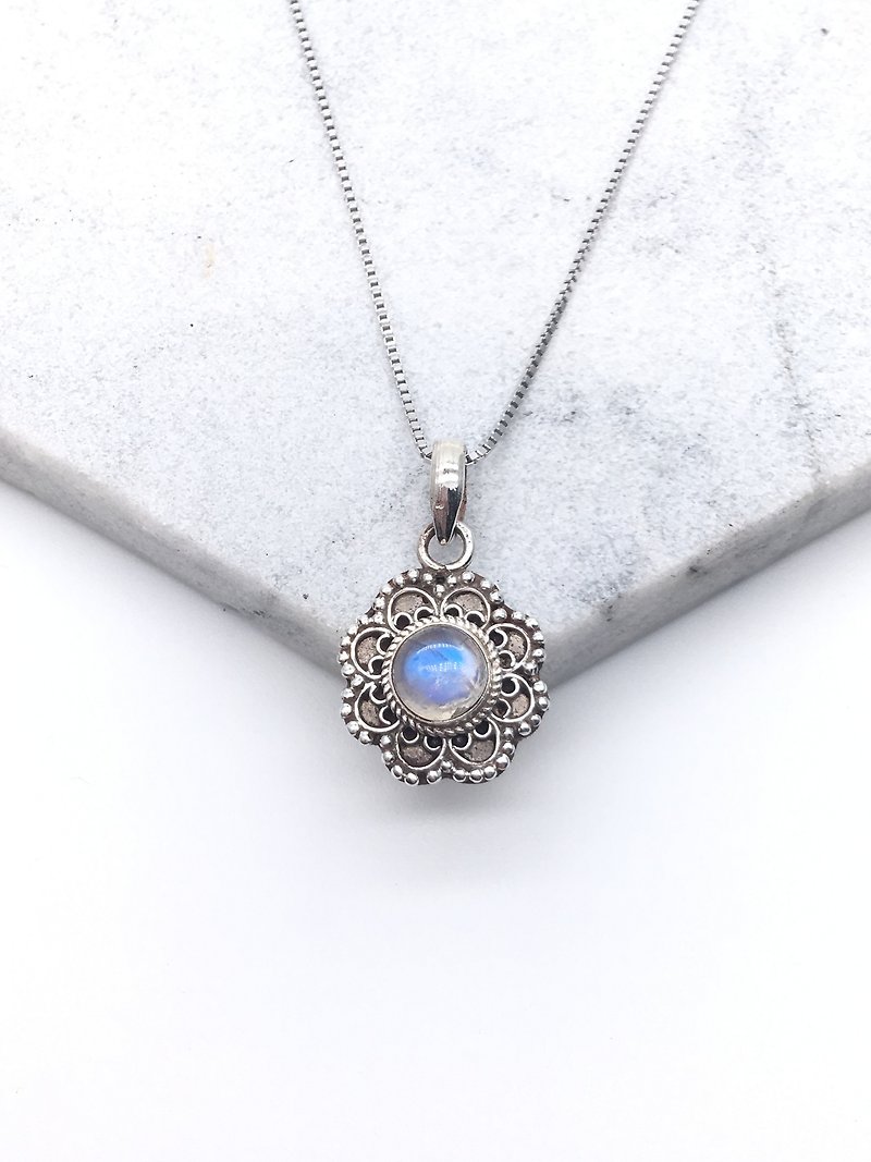 Moonstone 925 sterling silver elegant flower necklace - สร้อยคอ - เครื่องเพชรพลอย สีน้ำเงิน