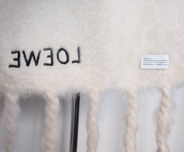 【新品同様】LOEWE モヘア マフラー ホワイト ロエベ モヘア ホワイト マフラー 今冬こそ“ロエベ”の「白