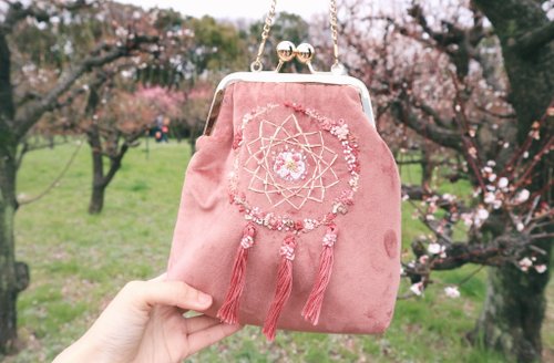 Toffee Studio 刺繡花卉捕夢網絲絨布口金包 | 豆沙紅色