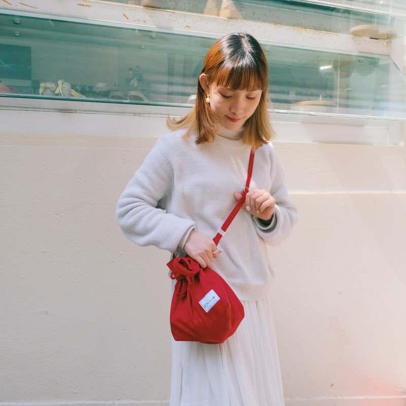 \ Run away / Mini rice ball drawstring crossbody bag (dark red) / 815a.m - กระเป๋าแมสเซนเจอร์ - ผ้าฝ้าย/ผ้าลินิน 