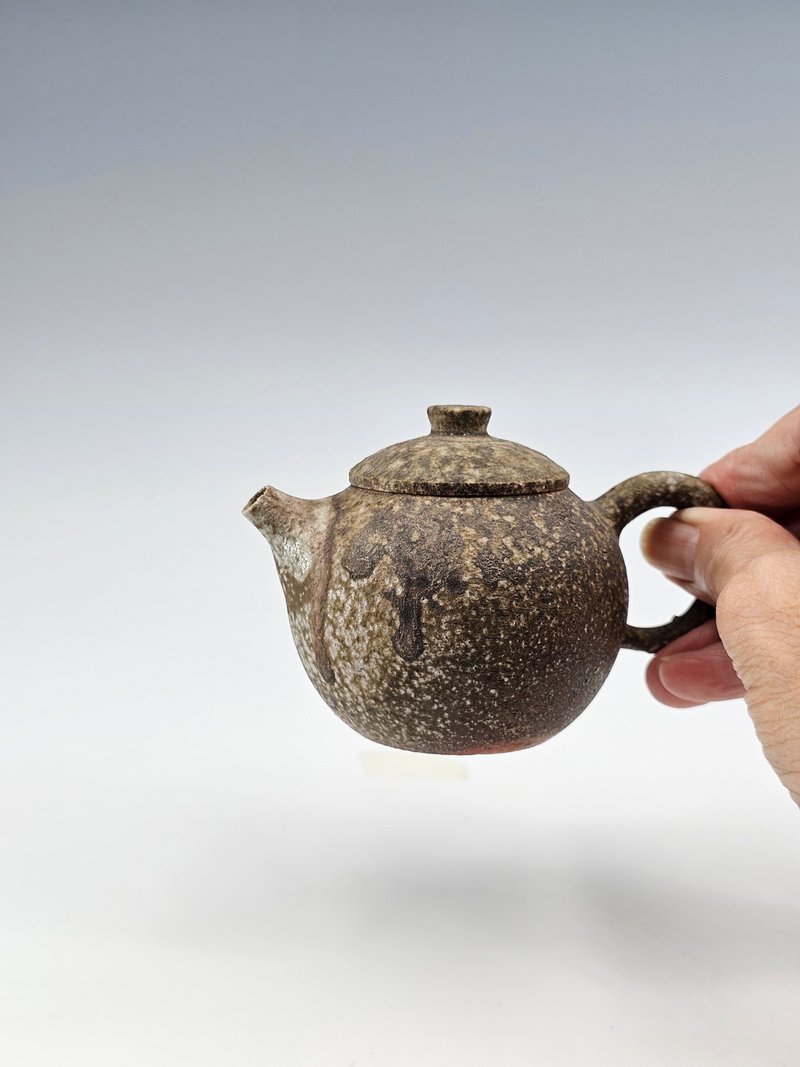 日本艾土入碳柴燒壺 - 茶壺/茶杯/茶具 - 陶 