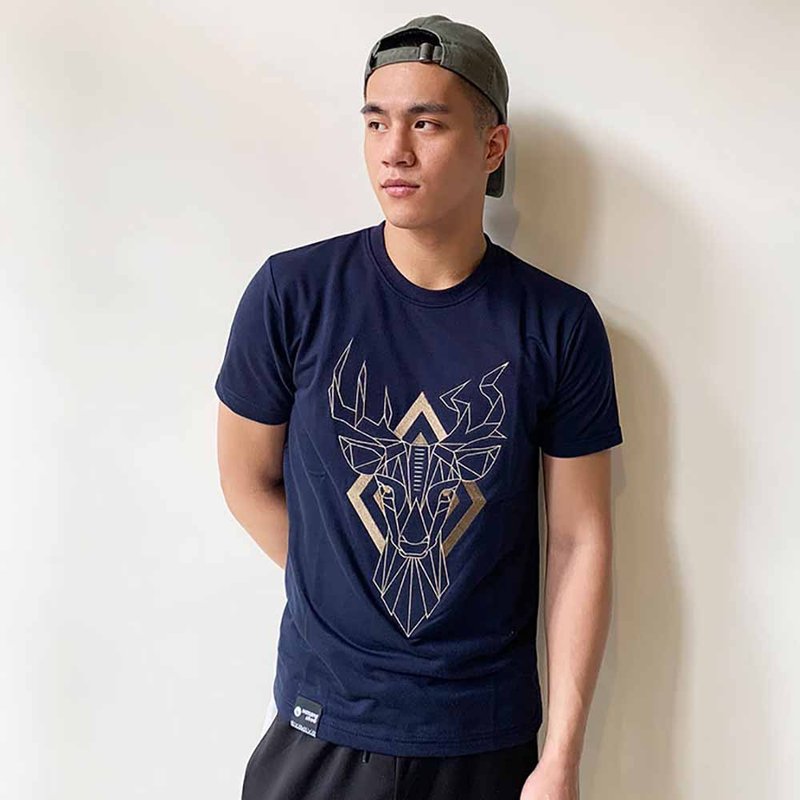 【森林動物系列】幾何鹿刺繡中性款TEE(空軍藍) - 男 T 恤 - 其他材質 藍色