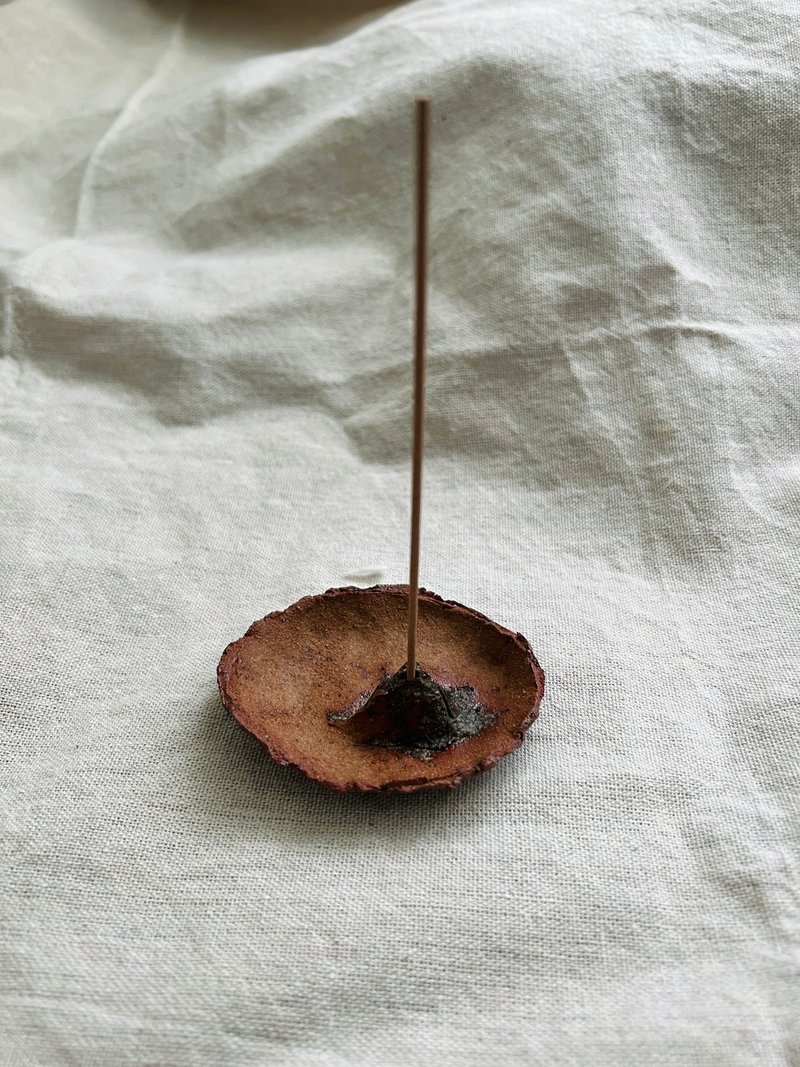 The reddish-brown bean dish can hold the jewelry incense holder 7.8x 6.5 x 1.8 cm - ของวางตกแต่ง - ดินเผา 