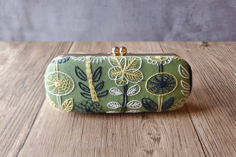 Three-dimensional embroidery graffiti style flower and grass embroidery glasses case pen case gold case hard shell glasses case - กล่องแว่น - ผ้าฝ้าย/ผ้าลินิน 