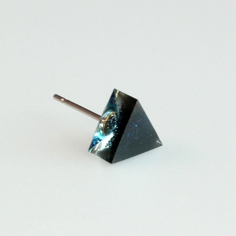 それでも打つブルー樹脂イヤリング/ 817 /三角/  - シングル - ピアス・イヤリング - プラスチック ブラック