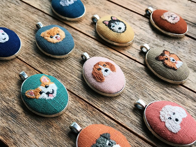 [Exclusive customized gift] Pet hand-embroidered keychain/customized background color/English name-cute style - Custom Pillows & Accessories - Thread Multicolor