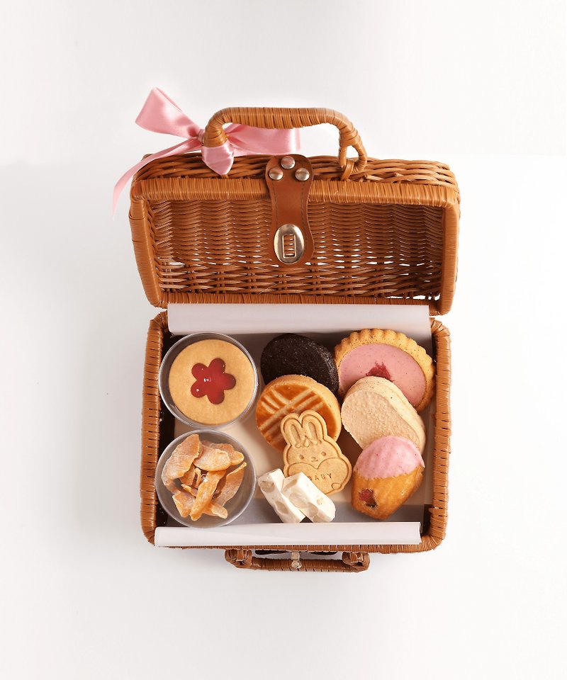 Spring Picnic Basket - Cake & Desserts - Fresh Ingredients Pink