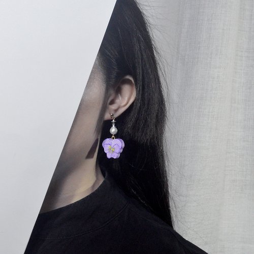 花ジェスチャー紫パンジーフラワースタッドピアスイヤリング手描き木製