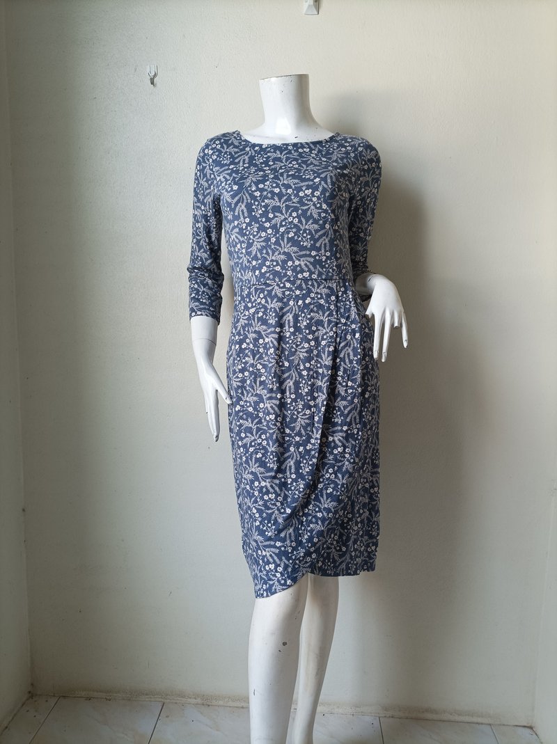 Laura ashley Stretchy Dress. Floral print dress Size 7 (XS) - One Piece Dresses - Cotton & Hemp 