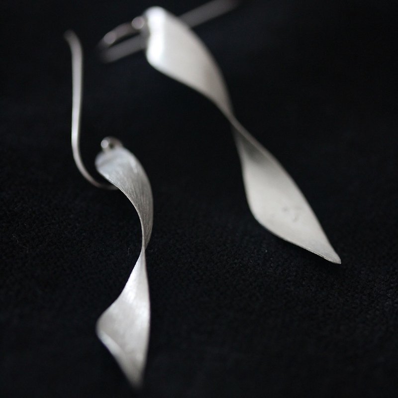 Handmade Twisting Leaf Silver hook Earring (E0138) - 耳環/耳夾 - 銀 銀色