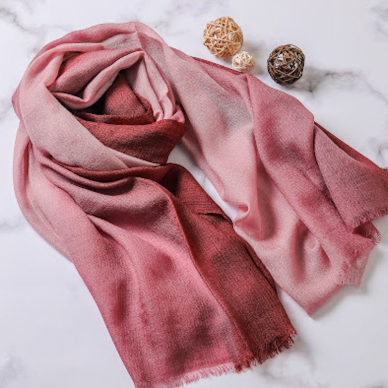 Cashmere cashmere scarf/shawl gradient ring velvet tipsy flower language suitable for all seasons - ผ้าพันคอถัก - ขนแกะ สีแดง