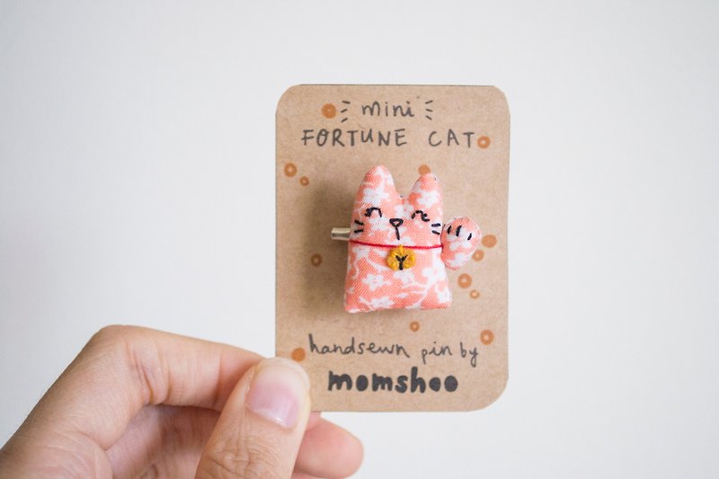招財貓胸針 fortune cat mini brooch pin - 胸針 - 棉．麻 粉紅色