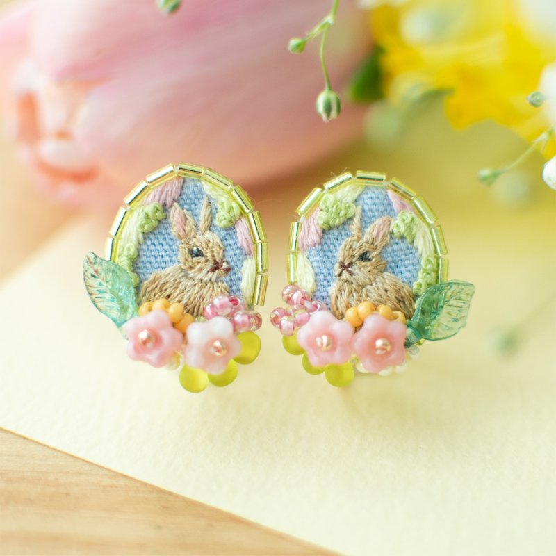 春うらら・お花畑と子うさぎの刺繍ピアス/イヤリング　刺繍アクセサリー - 耳環/耳夾/耳骨夾 - 繡線 粉紅色