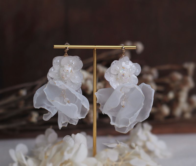 White hydrangea three-dimensional gauze flower earrings/dried flowers/changeable clip - Earrings & Clip-ons - Plants & Flowers White