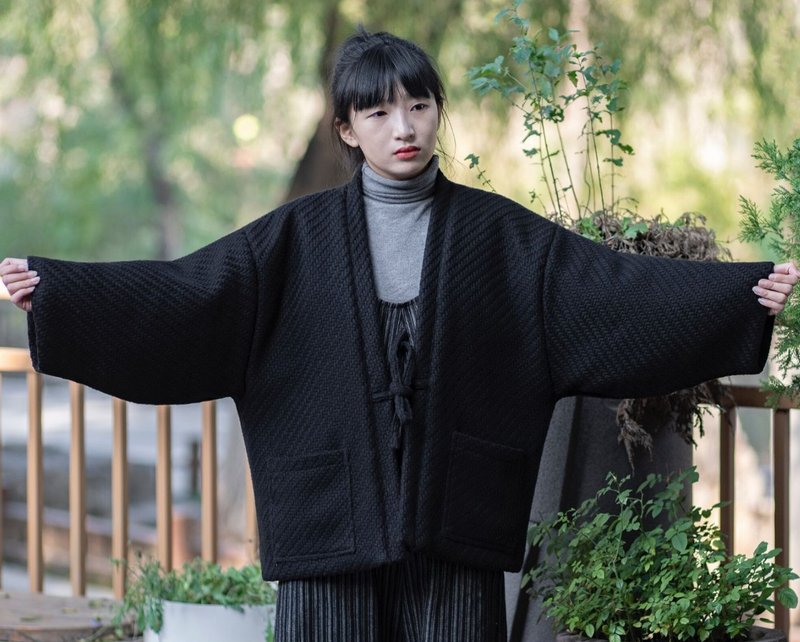 Weaving texture coarse Hanako Japanese-style kimono half-wrapped cotton clothes for gender-neutral wear - Women's Tops - Wool Black