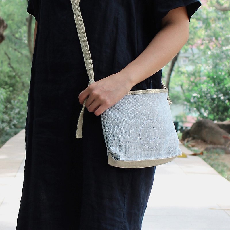 Linen AlphaBAG customized letter hand craft linen drawstring handbag - กระเป๋าแมสเซนเจอร์ - ผ้าฝ้าย/ผ้าลินิน 