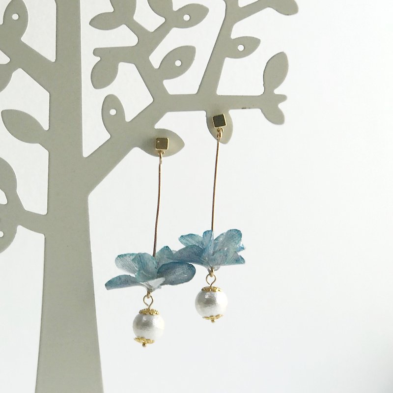 [Fleur d'amour] hydrangea three-dimensional real flowers (blue) Japan cotton pearl 24K gold earrings long earrings Christmas gifts - Earrings & Clip-ons - Plants & Flowers Blue