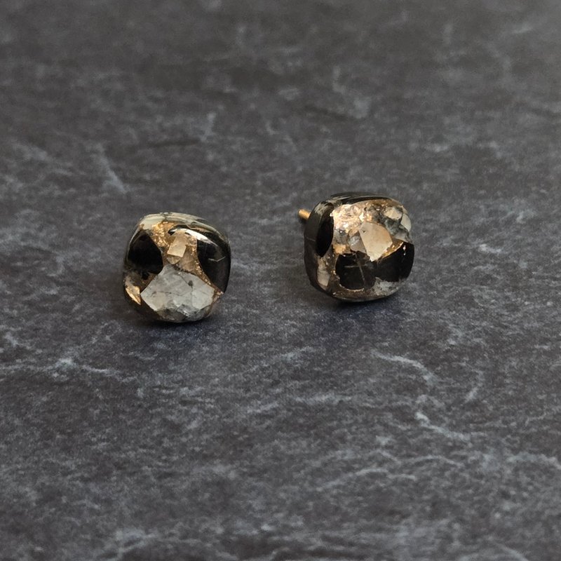 【Japan Handmade】ゴールドの差し色が美しい、秋色ニュアンスピアス - 耳環/耳夾/耳骨夾 - 寶石 黑色