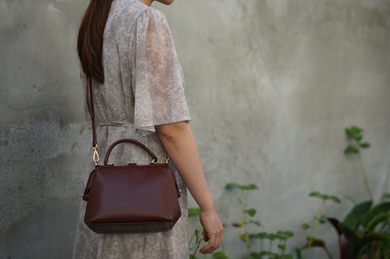 2023年款醫生包 單手開闔設計 極致輕量 勃根地酒紅 - 側背包/斜背包 - 真皮 黑色