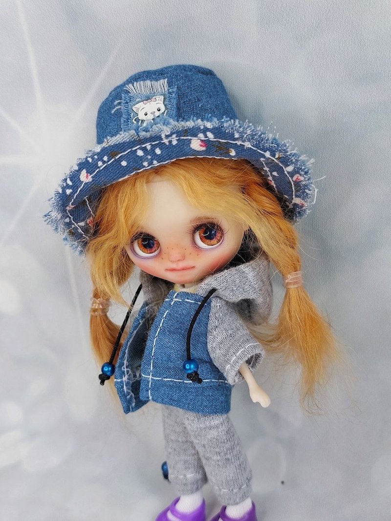 A little Blythe doll with red hair and brown eyes. a girl in a denim outfit. - 公仔/玩偶 - 塑膠 橘色