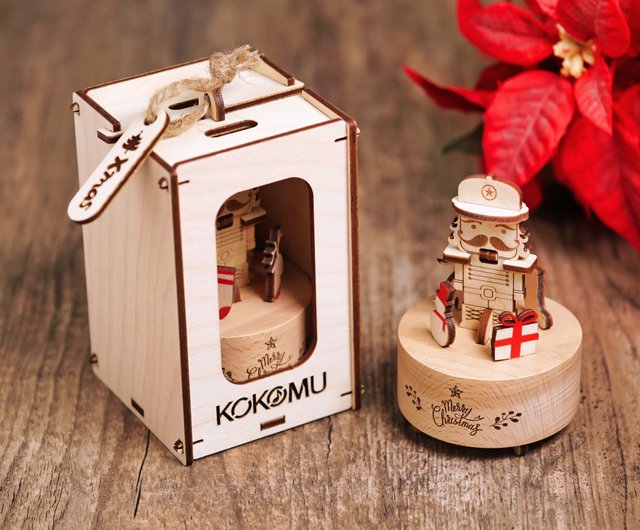 木製のくるみ割り人形のオルゴールをノックします。木製の箱と