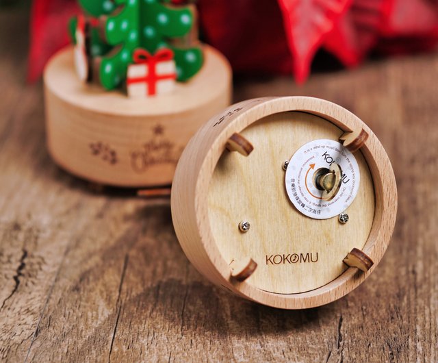 木製のくるみ割り人形のオルゴールをノックします。木製の箱と