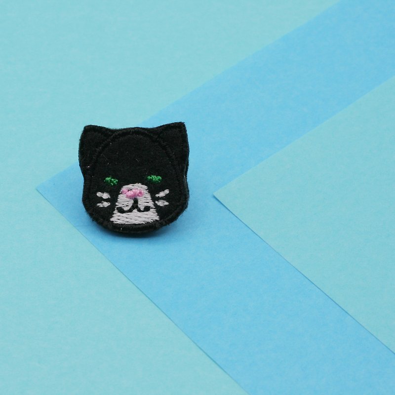 Black with white mouth Cat Iron Patch - 編織/刺繡/羊毛氈/縫紉 - 繡線 黑色