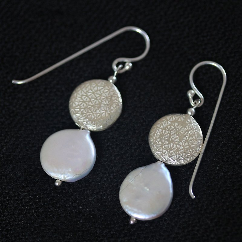 Pearl and patterned silver piece hook earring in thai sterling silver (E0121) - 耳環/耳夾 - 銀 銀色