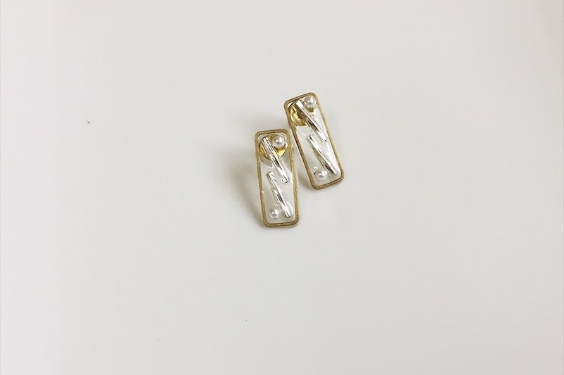 A couple of dream pearl brass shape earrings - ต่างหู - โลหะ สีทอง