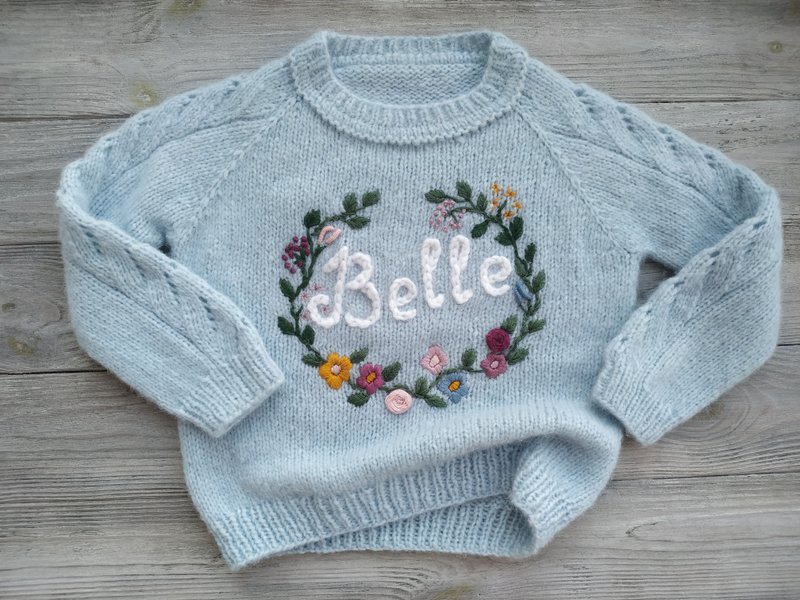 Handmade alpaca sweater with baby's name and embroidered flowers. First gift. - ของขวัญวันครบรอบ - ขนแกะ 