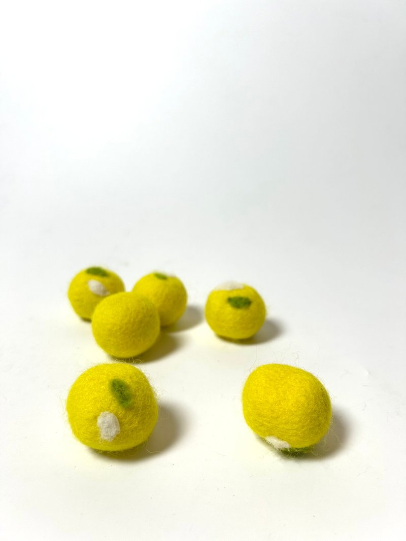 Mini Lemon Felt Balls - ของเล่นสัตว์ - ขนแกะ สีเหลือง